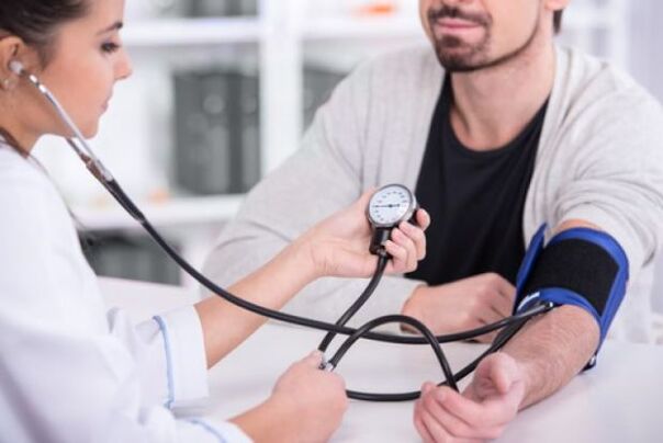 O médico mide a presión arterial na presión arterial alta